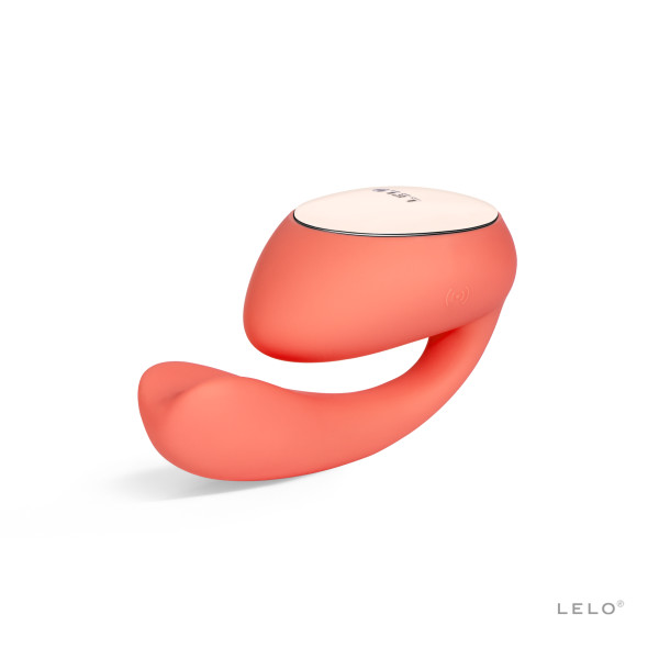 LELO Ida Wave Peach, Peach-coloured dual-action massager with a broad top pad and a curved insertable tail